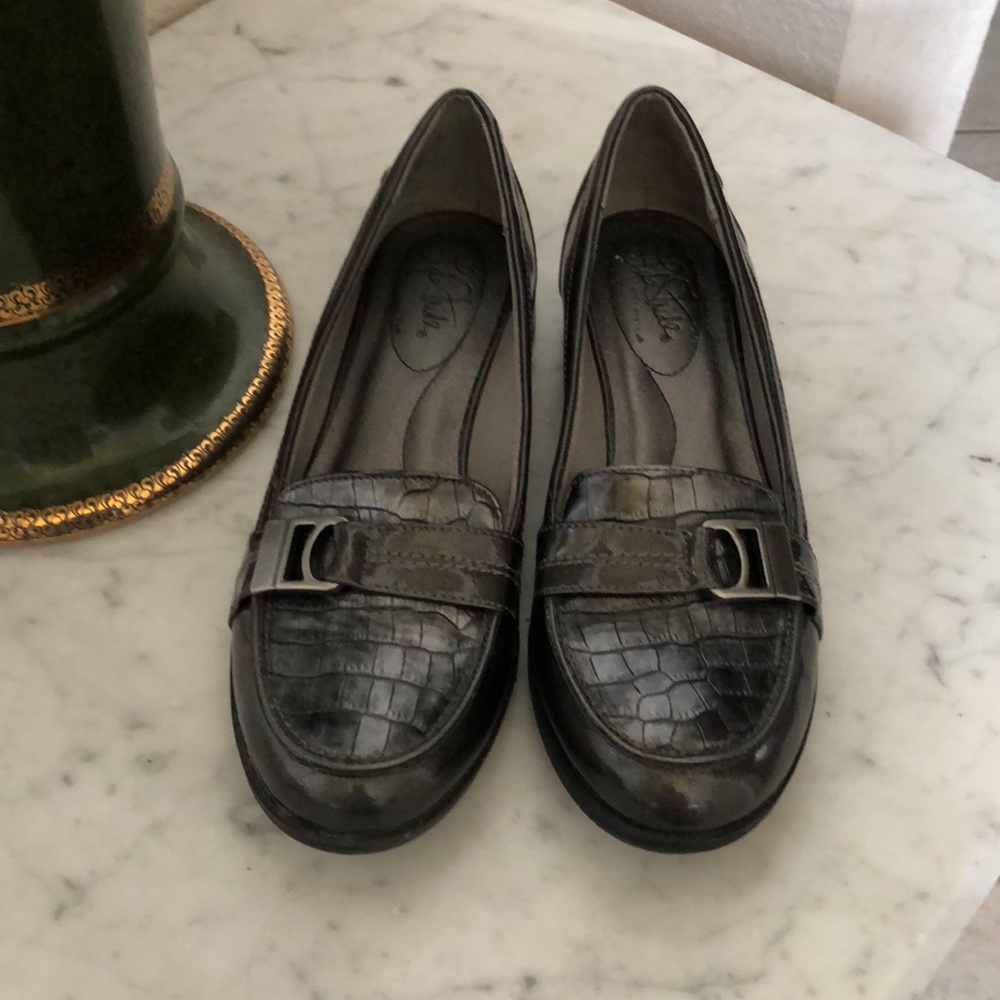 Life Stride Soft System Patent Gray Flats. Kiss